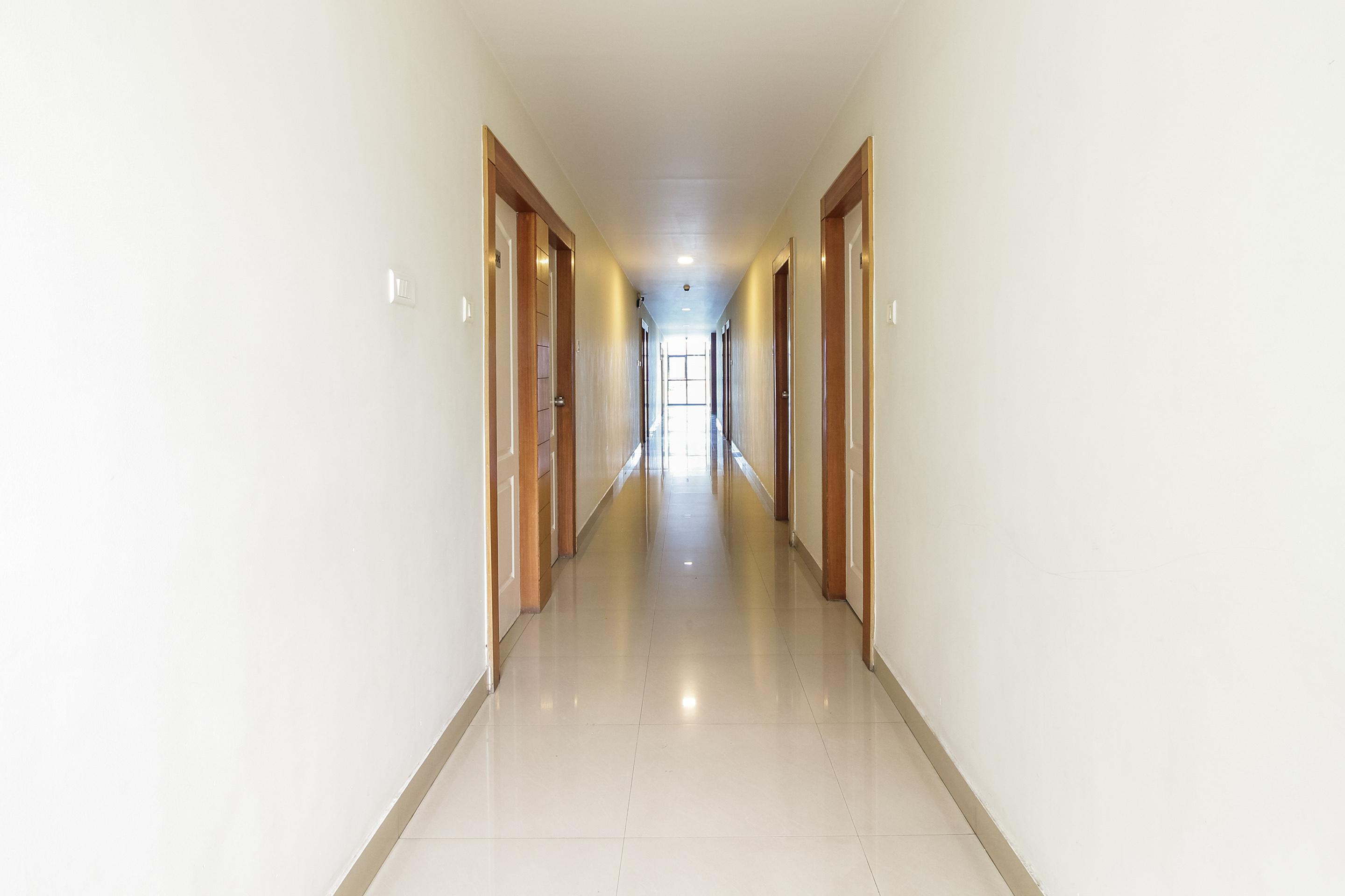 Hotel White Parrot Májszúr Kültér fotó