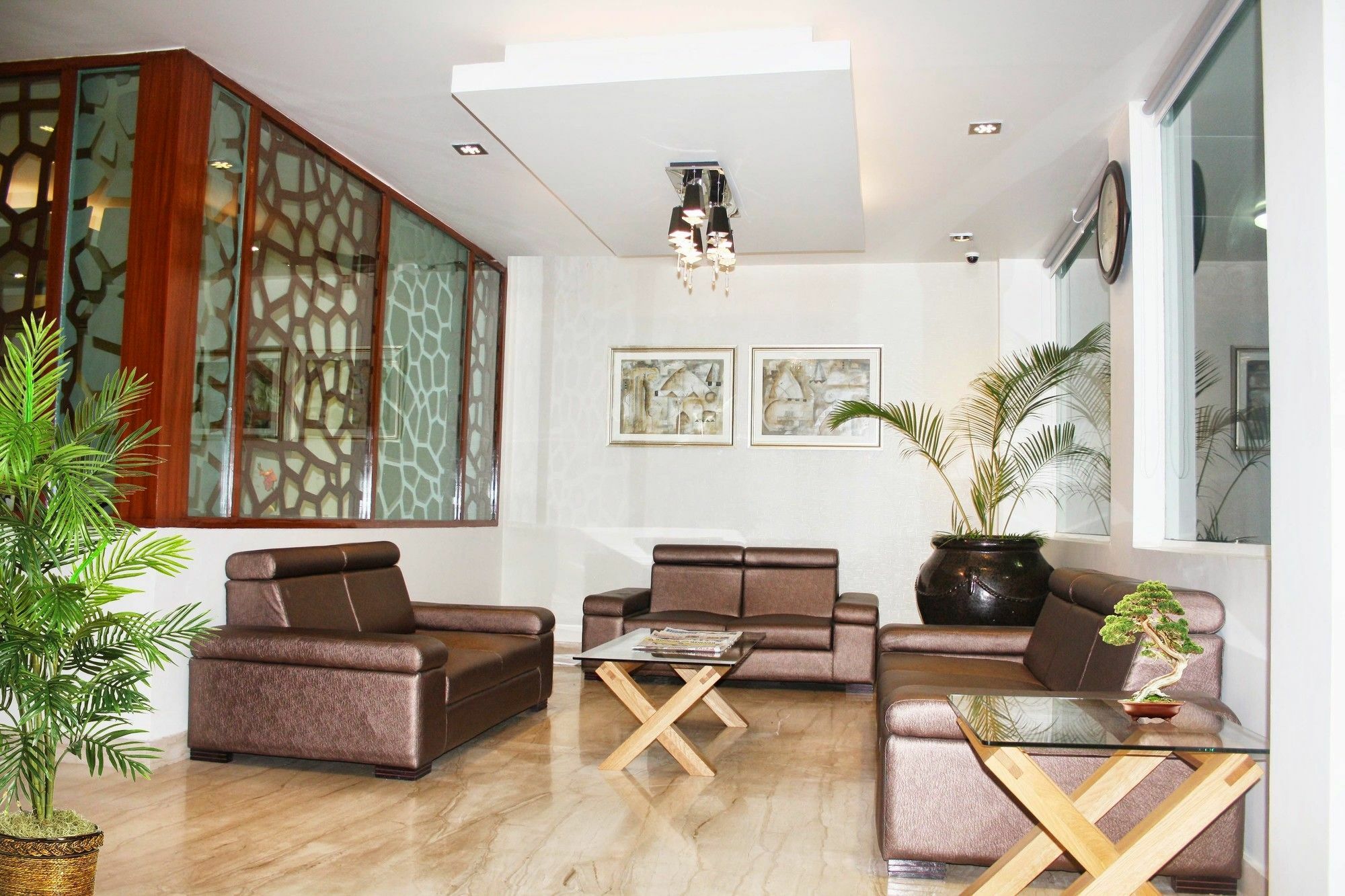 Hotel White Parrot Májszúr Kültér fotó
